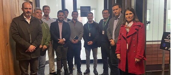 Delegados del Ministerio de Ciencias visitan laboratorio GMP del Centro de Innovación UC para conocer su potencial en la producción de vacunas nacionales