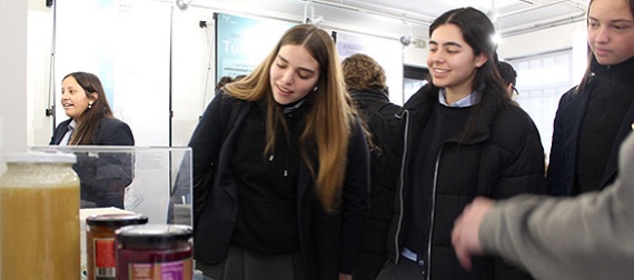 Alimentos e inmunidad: actividad de difusión científica recibe a estudiantes de Craighouse School
