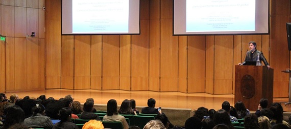 Dr. Leandro Carreño resalta la importancia de la colaboración internacional en la ciencia durante bienvenida a estudiantes extranjeros