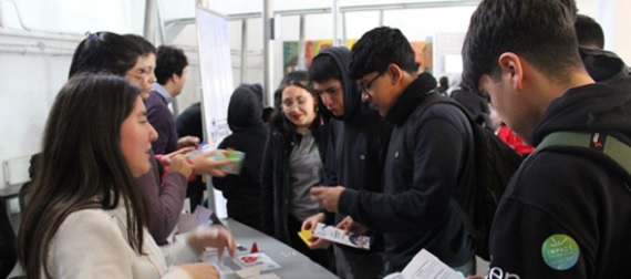 IMII participa en feria “Invierno con Ciencia” y acerca la inmunología a niños y jóvenes estudiantes de colegios