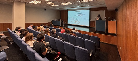 Catalina Andrade obtiene calificación máxima en su defensa doctoral sobre inmunomodulación frente al metapneumovirus humano y sus efectos neurológicos.