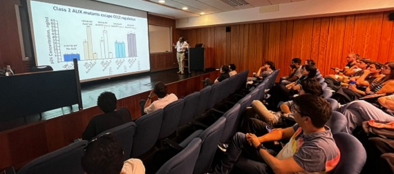 Experto internacional en VIH aborda en Chile los mecanismos celulares que permiten la liberación del virus